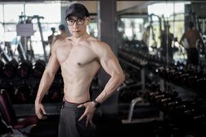 ein Fitness-Mann trainiert im Fitnessstudio foto