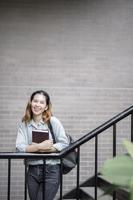 glücklicher junger asiatischer universitätsstudent. foto