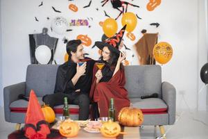 glückliches Liebespaar in Kostümen und Make-up auf einer Halloween-Feier