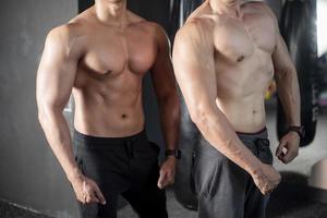 Nahaufnahme muskulöser Mann ist Übung im Fitness-Studio