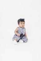 entzückendes asiatisches Baby ist Porträt auf weißem Hintergrund foto