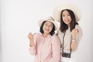 asiatische ältere Frau und ihre Tochter auf weißem Hintergrund, Reisekonzept foto