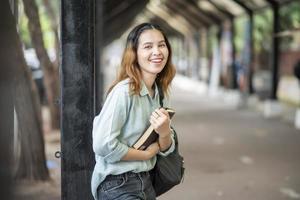 glücklicher junger asiatischer universitätsstudent. foto