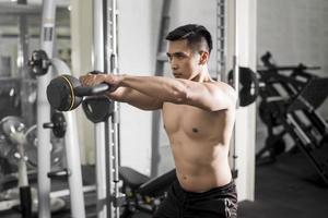 muskulöser Fitness-Mann-Bodybuilder trainiert im Fitnessstudio