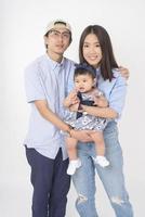 glückliche asiatische Familie auf weißem Hintergrund foto