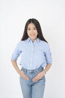 attraktives asiatisches Frauenporträt auf weißem Hintergrund foto