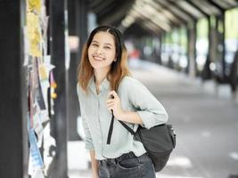 glücklicher junger asiatischer universitätsstudent. foto