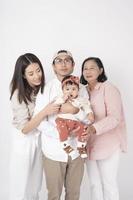 glückliche asiatische Familie auf weißem Hintergrund foto
