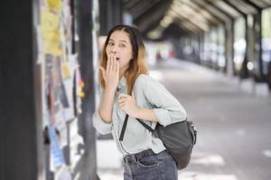 glücklicher junger asiatischer universitätsstudent. foto