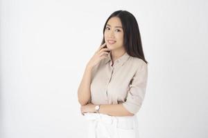 attraktives asiatisches Frauenporträt auf weißem Hintergrund foto