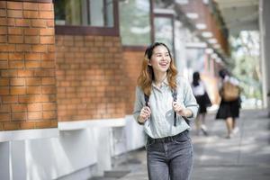 glücklicher junger asiatischer universitätsstudent. foto