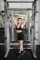 Schöne Frau mit perfektem Körper trainiert im Fitnessstudio