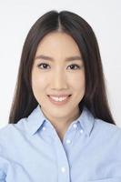 attraktives asiatisches Frauenporträt auf weißem Hintergrund