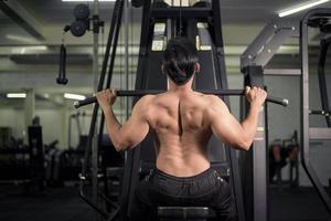 Bodybuilder mit großem muskulösen Rücken im Fitnessstudio foto