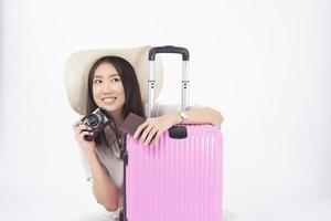 schöne asiatische Frau Tourist auf weißem Hintergrund foto