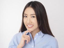 Nahaufnahme einer asiatischen Frau mit schönen Zähnen auf weißem Hintergrund foto