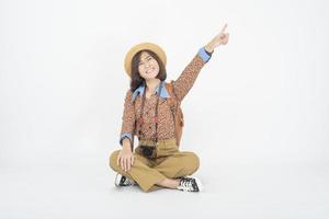 schöne junge asiatische Touristenfrau glücklich auf weißem Hintergrundstudio foto