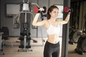 schöne asiatische frau macht übung im fitnessstudio