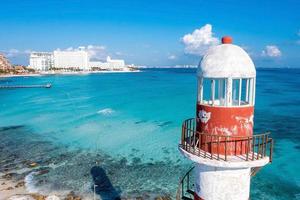 Luftaufnahme des Leuchtturms von Punta Cancun foto