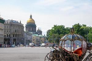 Sankt Petersburg, Russland. - 11. august 2021 blick auf die prächtige st. isaaks kathedrale vom palastplatz im historischen zentrum der stadt. foto