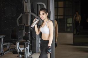 schöne asiatische frau macht übung im fitnessstudio