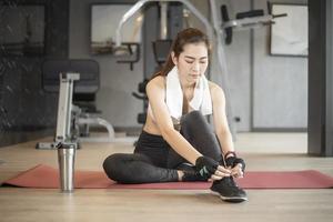 schöne asiatische frau macht übung im fitnessstudio foto