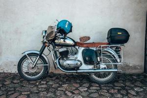 Oldtimer-Motorrad in der Garage.
