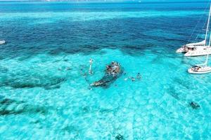 Menschen schnorcheln um das Schiffswrack in der Nähe der Bahamas in der Karibik. foto