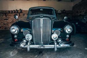 altes Retro-Oldtimer-Auto in der Garage geparkt. foto