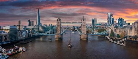 Luftpanorama der Londoner Tower Bridge und der Themse, England, Vereinigtes Königreich. foto