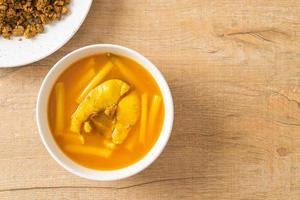 saure Suppe mit Lotusstiel und Fisch foto