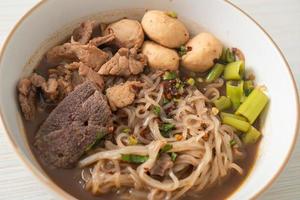 thailändische Nudeln mit Schweinefleisch, geschmortem Schweinefleisch, Frikadellen und Schweineleber in Blutsuppe foto