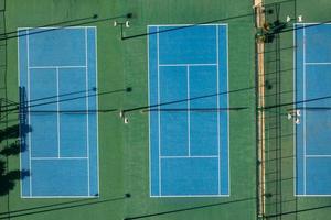 Luftaufnahme von 2 blauen Tennisplätzen. foto