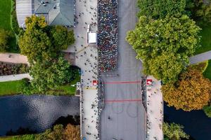 Luftaufnahme einer Menschenmenge, die ihren Lauf beginnt foto