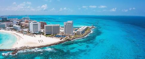 Luftaufnahme der Luxushotels in Cancun foto