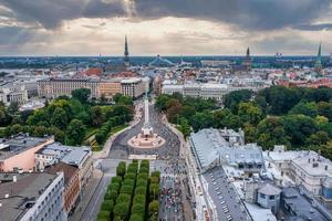 Leute, die den internationalen Rimi Riga Marathon laufen foto