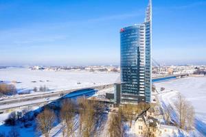 Riga, Lettland. 10. februar 2021. luftaufnahme des swedbank-gebäudes in riga, lettland während des kalten sonnigen wintertages. foto