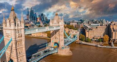 Panorama-Stadtansicht aus der Luft auf die London Tower Bridge