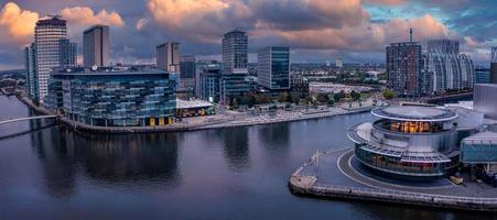 Luftaufnahme der Medienstadt Großbritannien ist am Ufer des Manchester in der Abenddämmerung