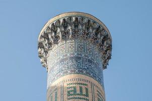 die Spitze des Turms ziemlich alte asiatische Gebäude. die Details der Architektur des mittelalterlichen Zentralasiens foto