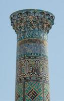 Nahaufnahme von der Spitze des Turms mit einem Mosaik aus ziemlich alten asiatischen Gebäuden. die Details der Architektur des mittelalterlichen Zentralasiens