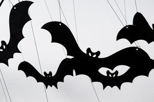 Halloween-Silhouette vieler schwarzer Fledermäuse auf weißem Hintergrund foto