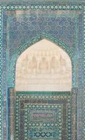 Wand mit einem Bogen und der Kuppel im traditionellen asiatischen Mosaik. die Details der Architektur des mittelalterlichen Zentralasiens