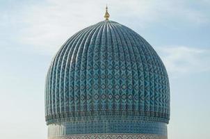 die Spitze der Kuppel mit Fliesen und Mosaiken im antiken asiatischen Stil. die Details der Architektur des mittelalterlichen Zentralasiens foto