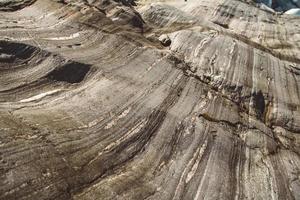 Steinbeschaffenheit aus Wellen erodieren, Naturhintergrund. Ansicht von oben. Platz kopieren. kann als Banner verwendet werden foto