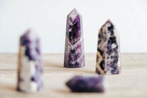 Amethyst polierte Kristallspitze auf einem Holztisch foto