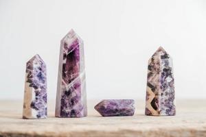 Amethyst polierte Kristallspitze auf einem Holztisch foto