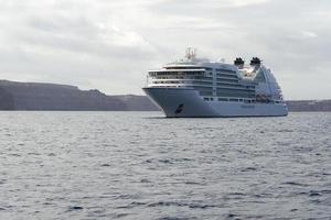 Kreuzfahrtschiff vor der Küste von Santorin. foto