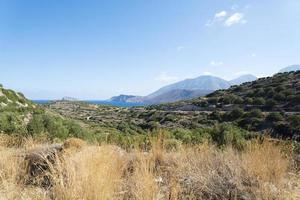 die straße entlang der hügel und berge auf der insel kreta. foto