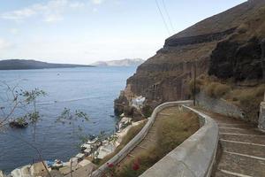 alte Treppe in Santorini am alten Hafen. foto